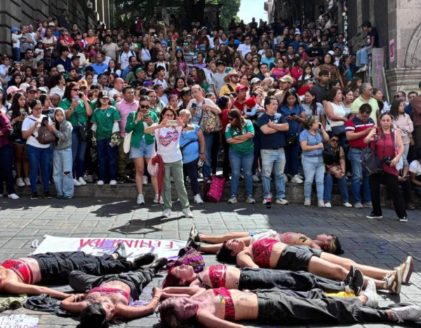 Protesta por Claudia Tacoronte interrumpe desfile en Morelos