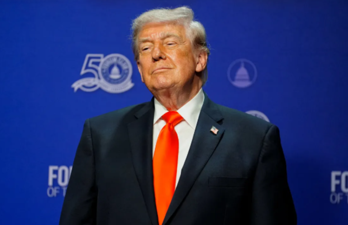 Trump endurece sanciones contra Rusia e Irán y amenaza a sus compradores