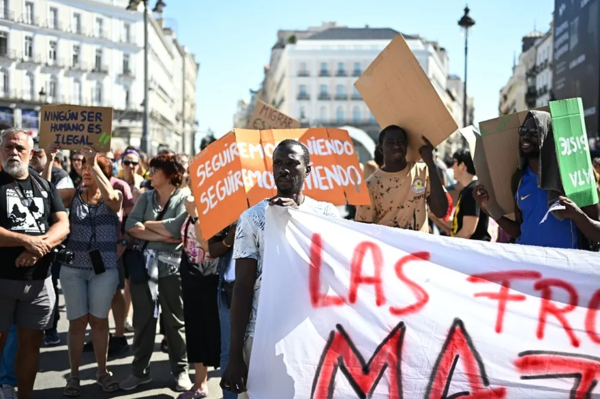 Colectivos antirracistas protestan en España por la situación migratoria en Ceuta