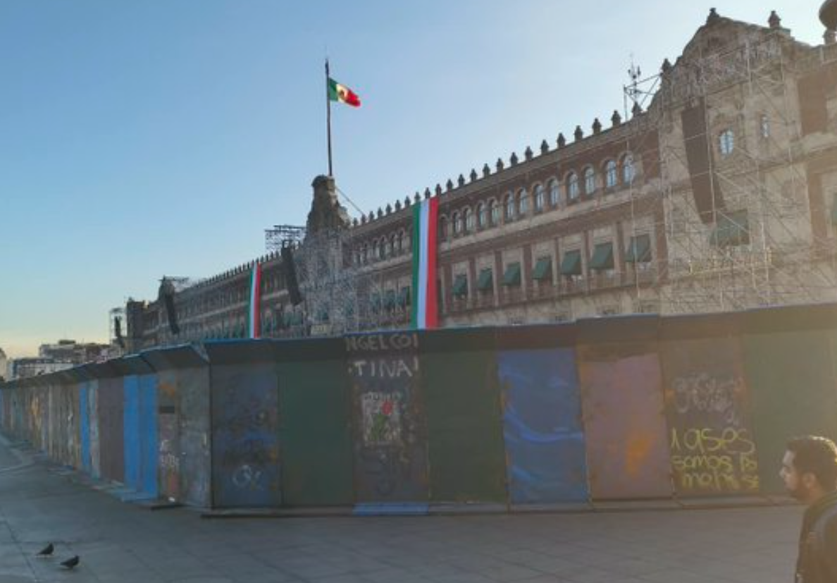 CDMX coloca vallas ante marcha por los 43 de Ayotzinapa