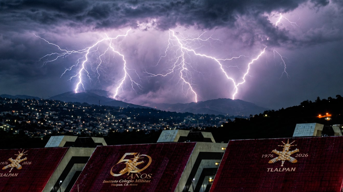 Relámpagos iluminan Tlalpan y revelan al Popo e Iztaccíhuatl