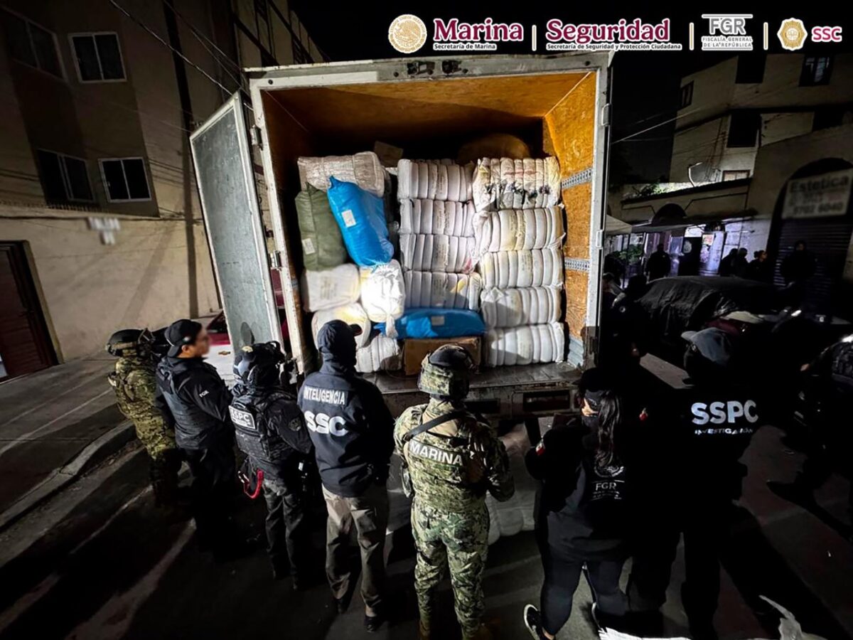 Aseguran 13 toneladas de tabaco ilegal en seis cateos en la CDMX