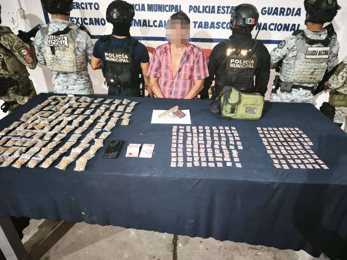 Detienen a hombre con drogas y arma en Comalcalco