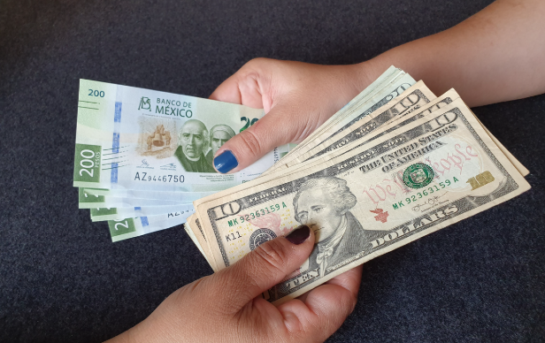Peso mexicano pierde terreno frente al dólar
