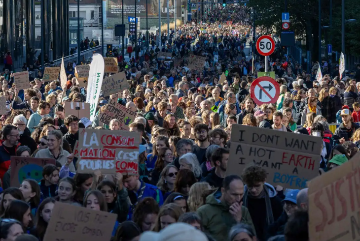Miles marchan en Bruselas contra el cambio climático