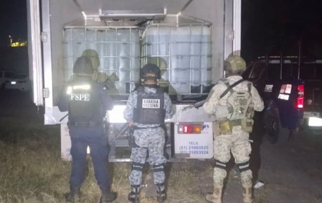 Olor a combustible delata camión robado con 2 mil litros de presunto huachicol
