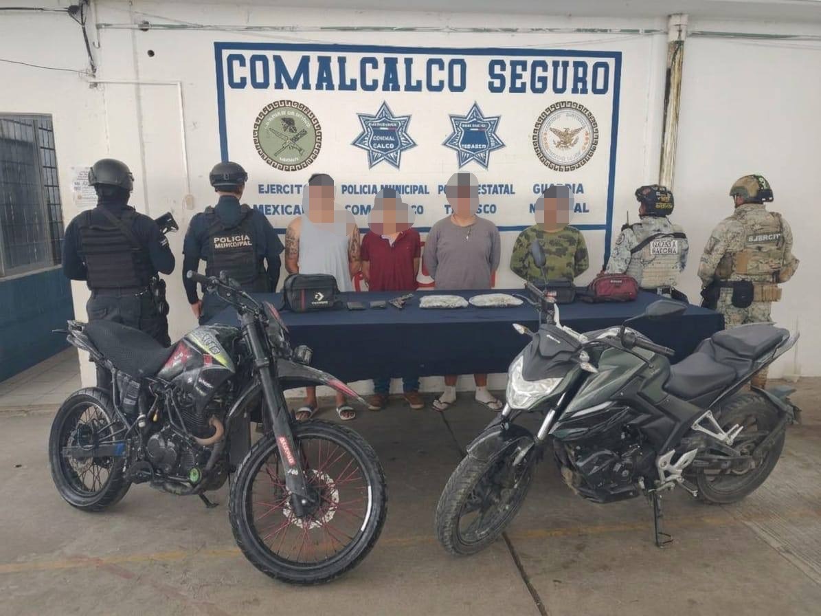 Detienen a cuatro con drogas y moto robada en Comalcalco